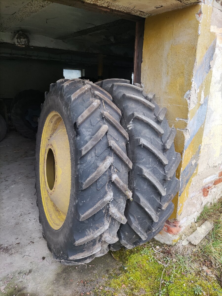 Kultivační kola John Deere - 7