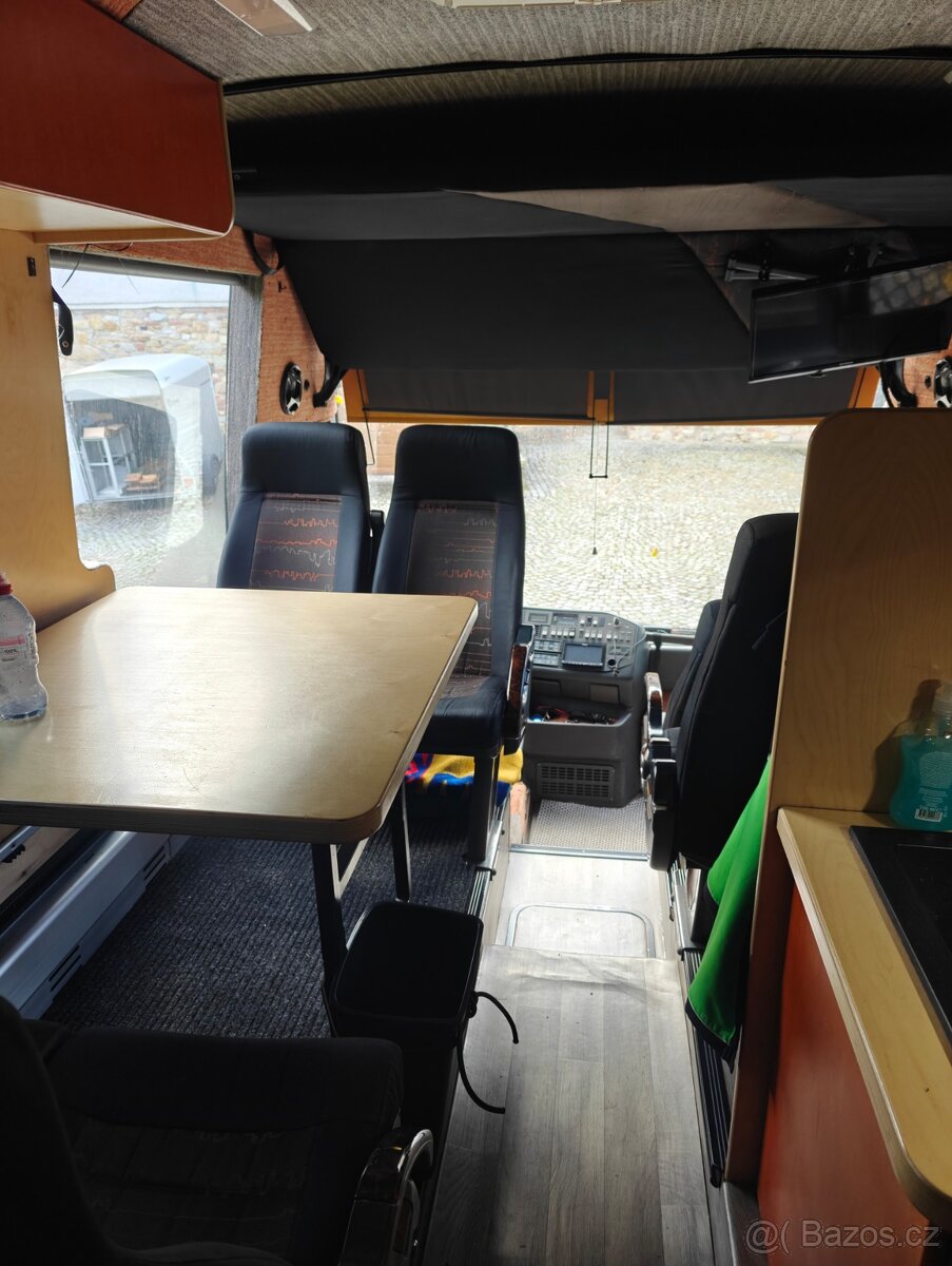Obytný autobus (speciál na přepravu závodního vozu) - 7