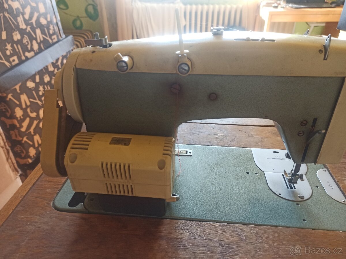 Stůl s šicím strojem - 7