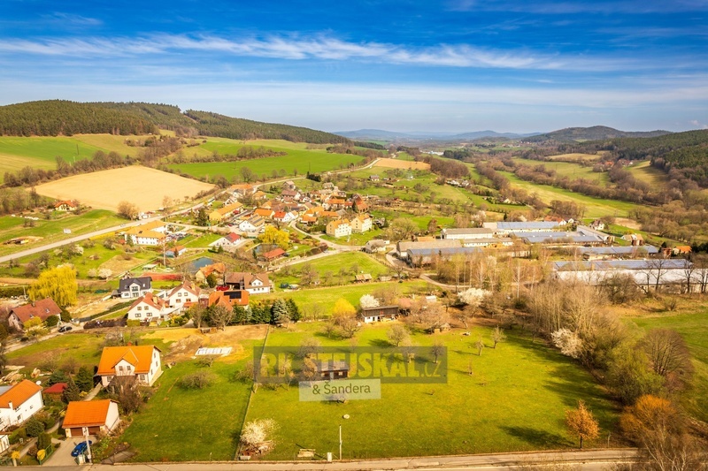 Prodej velice prostorného pozemku pro bydlení, 2 109 m2, v a - 7