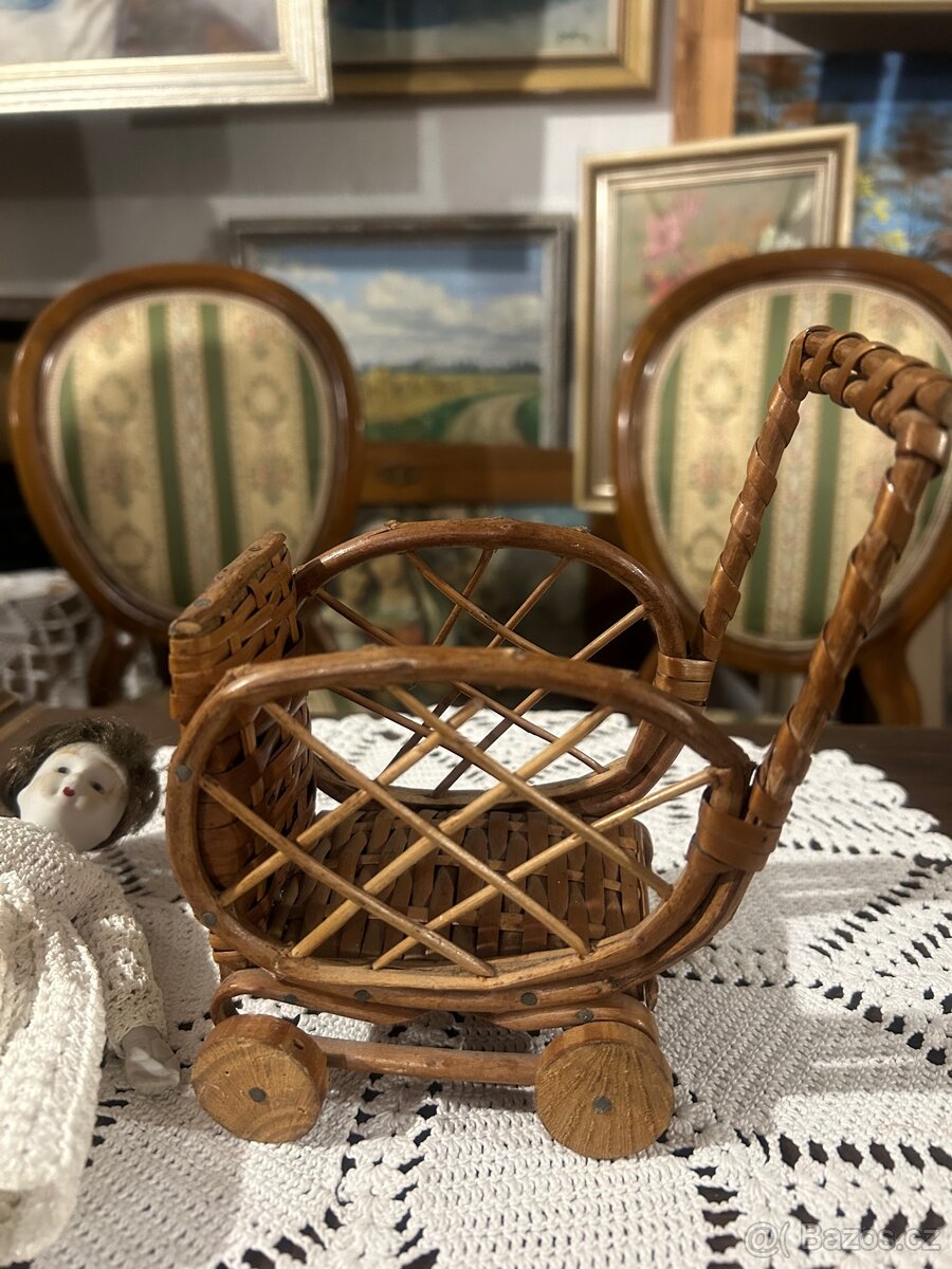 Malá Starožitná panenka s kočárkem - 7