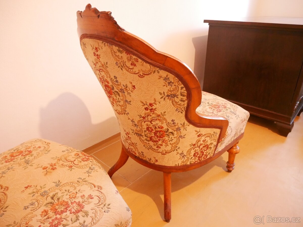 Půvabná secesní řezbovaná křesílka z masivu s květinami,2 ks - 7