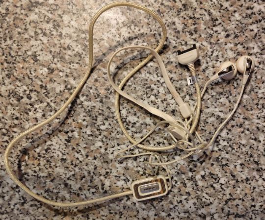 Reproduktory, kryty na telefony, klávesnice, Kabely, CD - 7