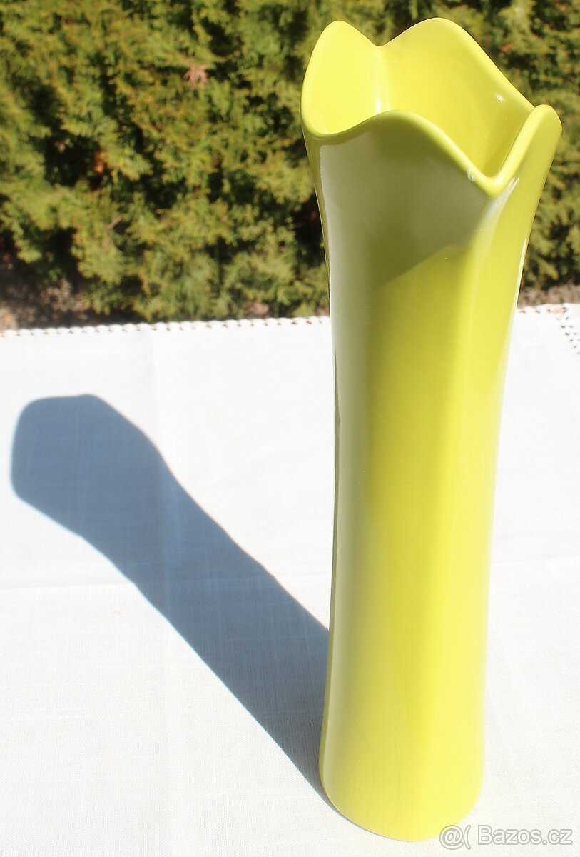 tři vázy: hnědá 26 cm, skleněná 41 cm, žlutá 28 cm, bez deko - 7