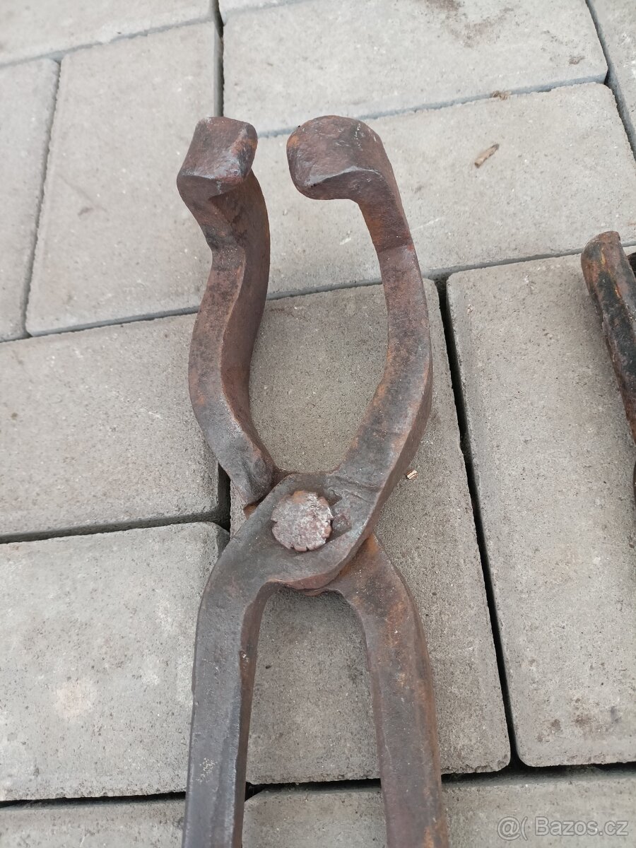 Kovářské nářadí,kleště,kladivo. - 7