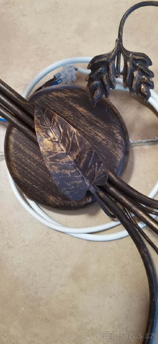 Lustry a nástěnná světla - 7