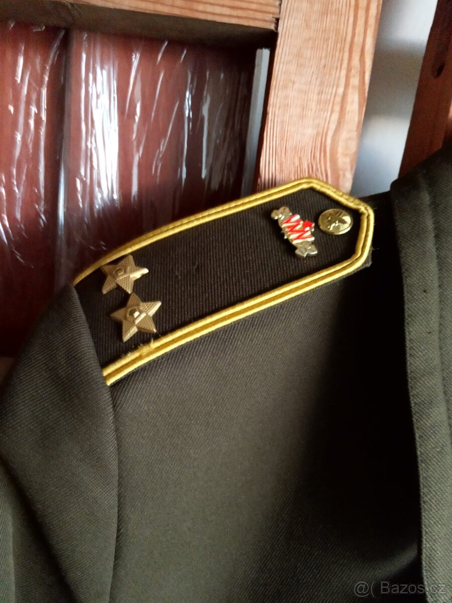 Vojenské uniformy v dobrém stavu - 7