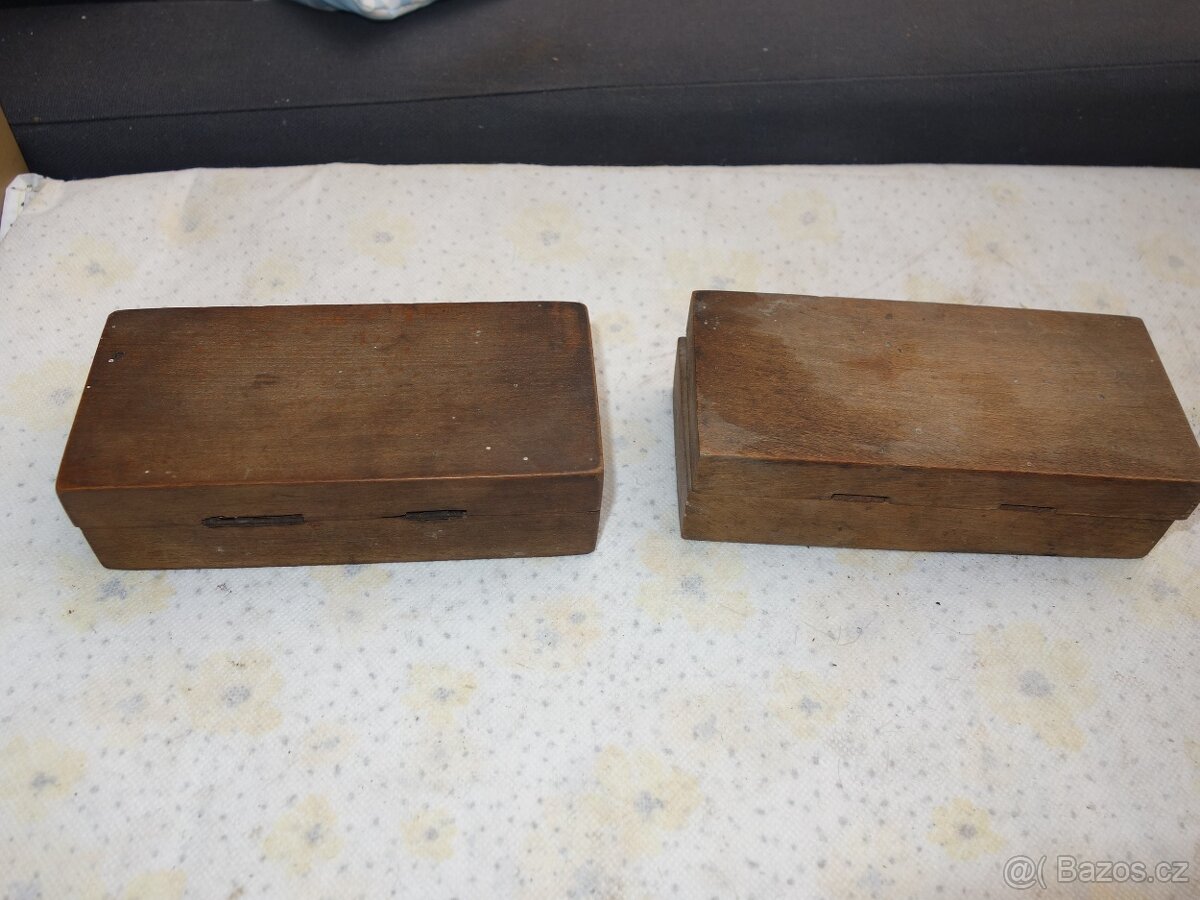 Dvě sady starých mosazných závažíček v krabičkách - 7