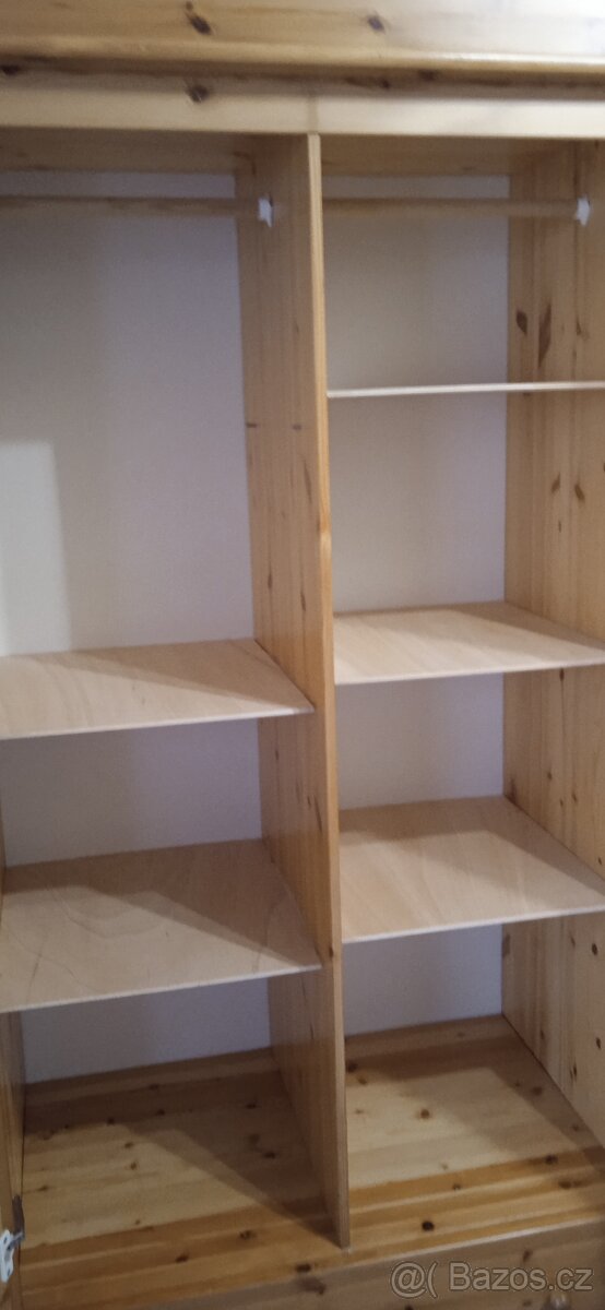 Dřevěná borovicová šatní skříň - 7