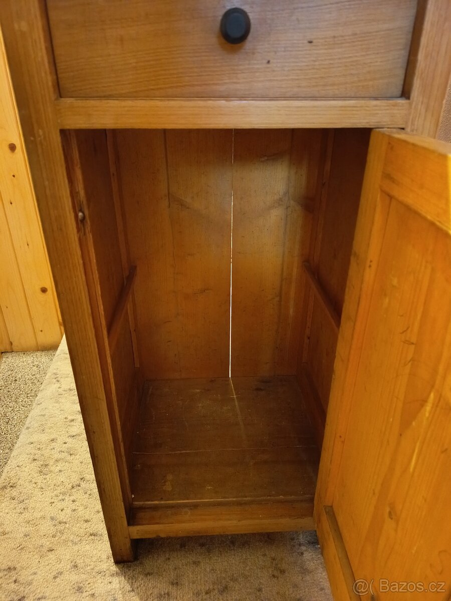 Zachovalé starožitné skříně + noční stolky - 7