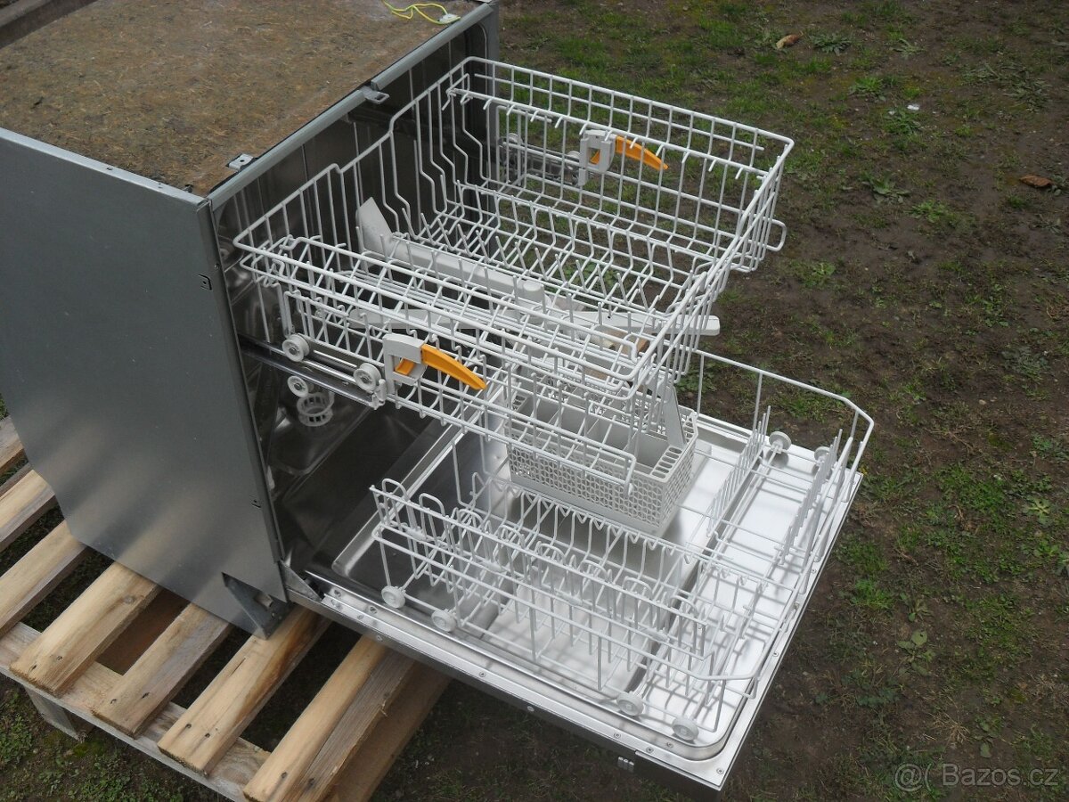 VESTAVNÁ NEREZ MYČKA MIELE, LUXUSNÍ ZNAČKA,VYROBENO V CZ - 7