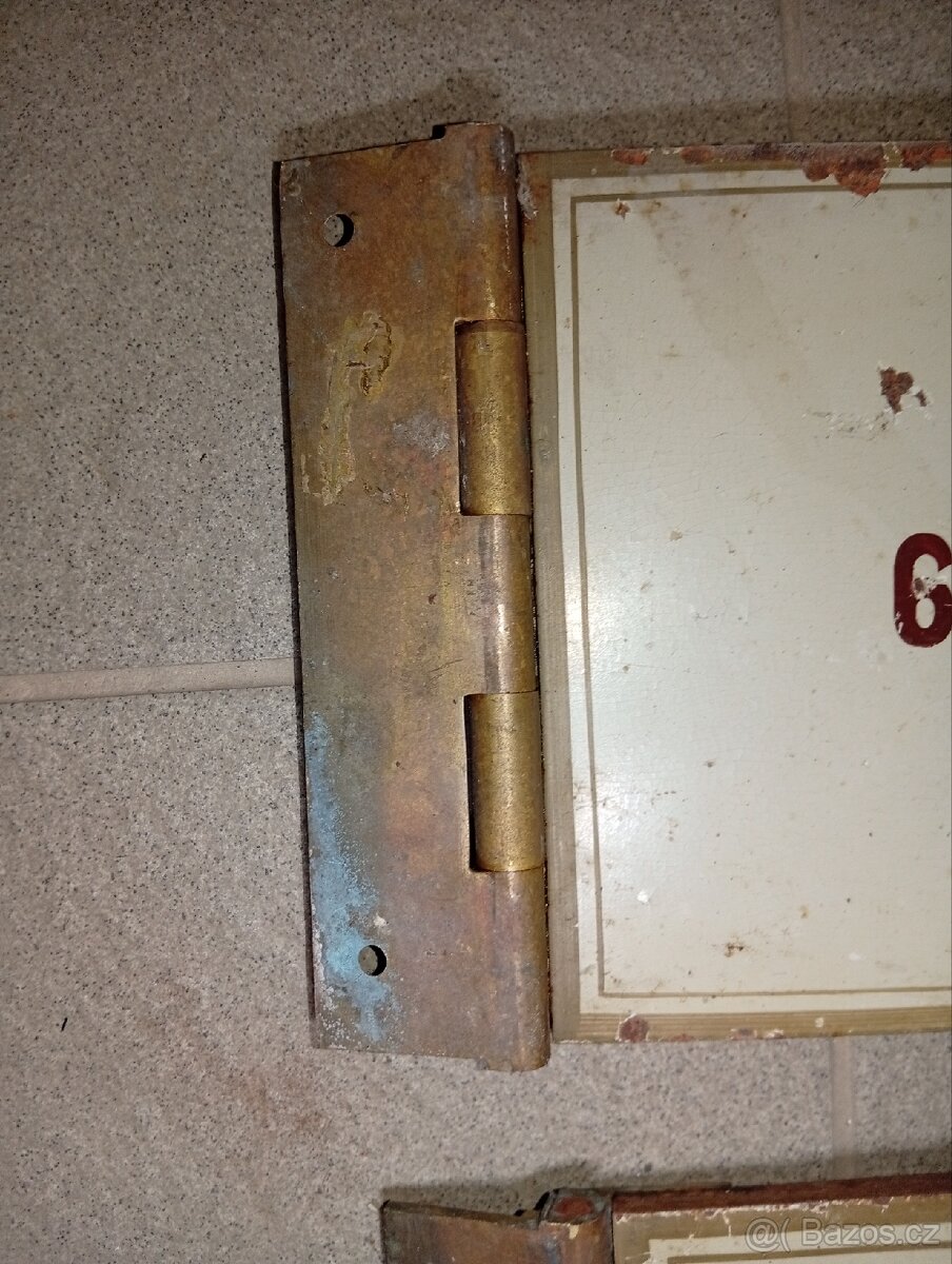 Staré dvířka od bezpečnostní schránky - 7