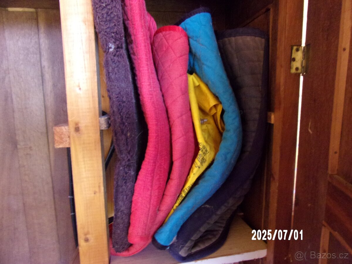 Prodáme 2 sedla + další příslušenství ke koňum - 7