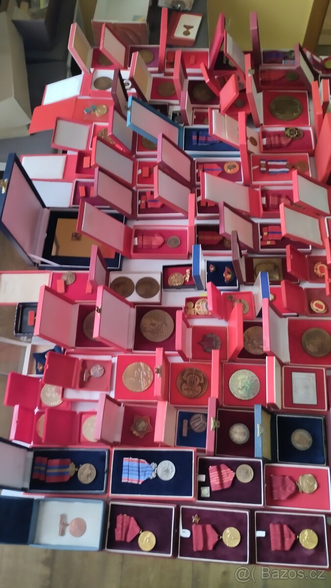 Prodám medaile, vyznamenání a plakety od roku 1945 - 7