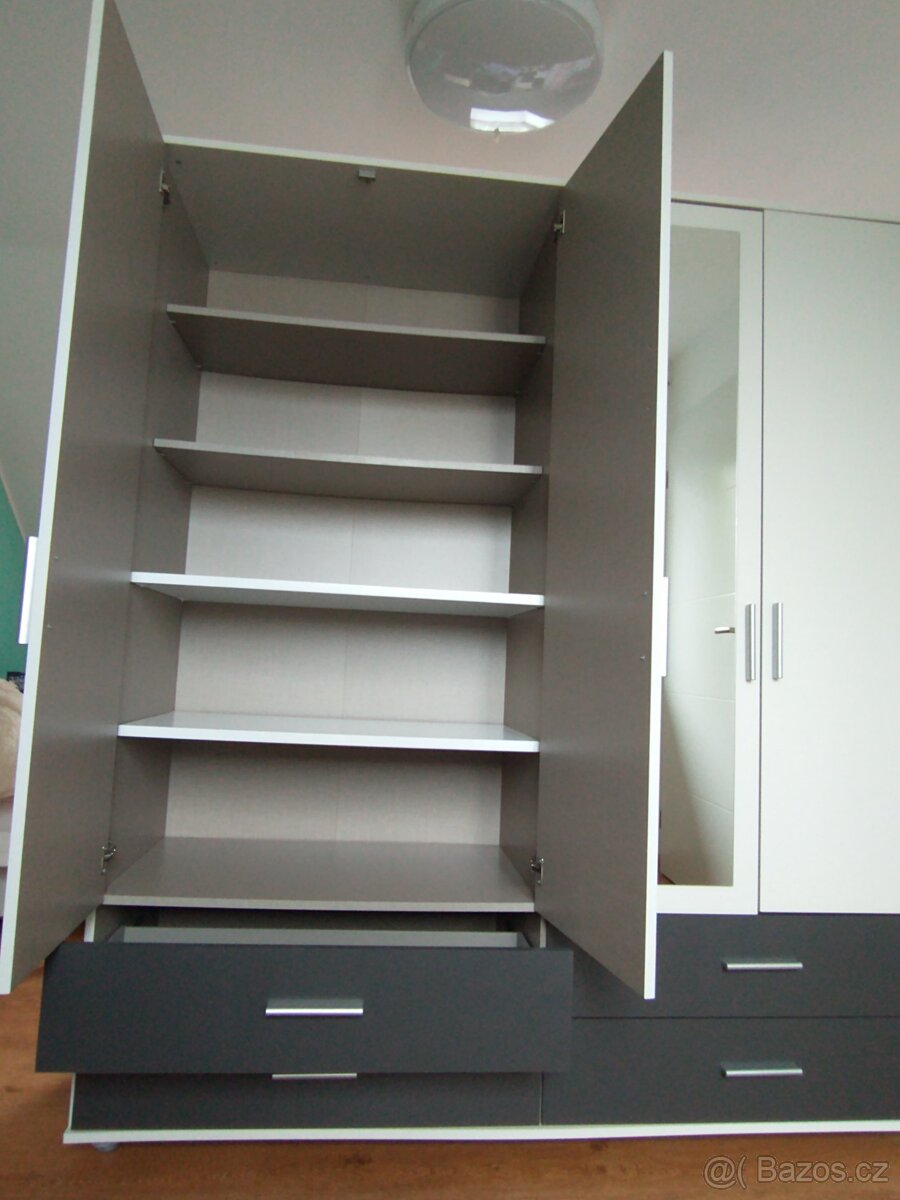 Šatní skříň se zrcadly - 7