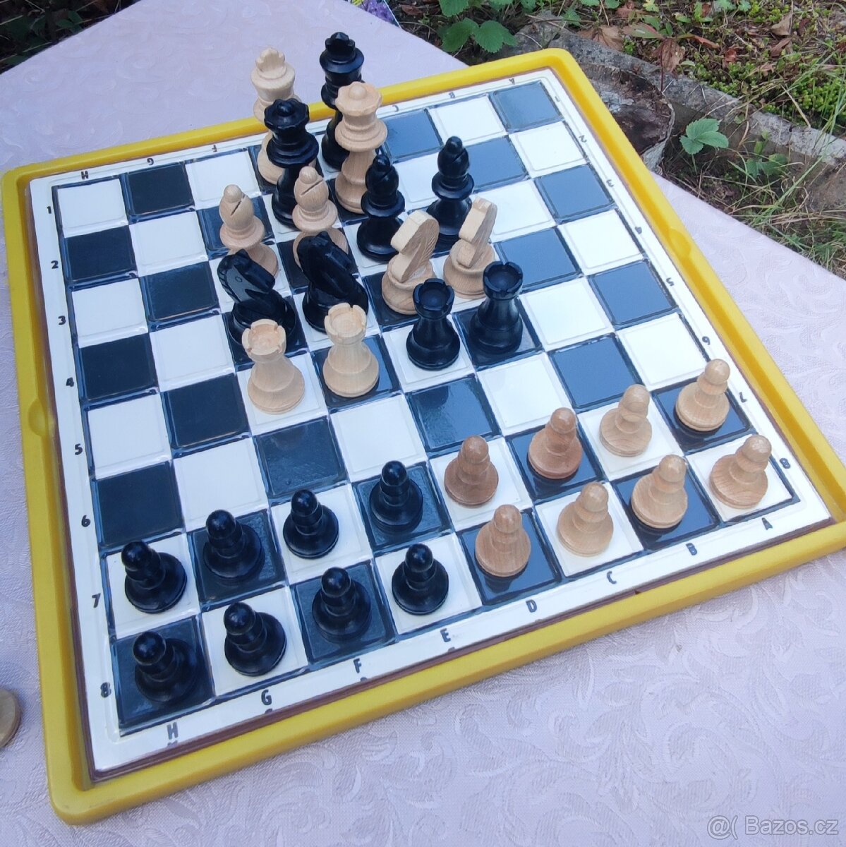 Dřevěné šachy + šachovnice + šachový stolek - 7