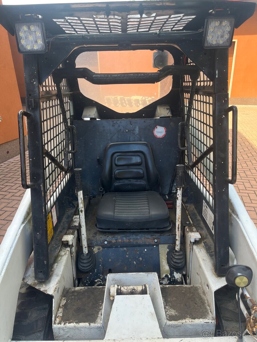 Smykový nakladač Bobcat 543 - 7