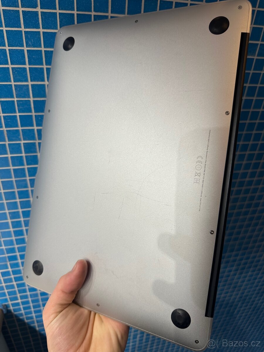 Apple MacBook Air 13” (2017) i5 / 8 GB RAM / 250 GB SSD - 7