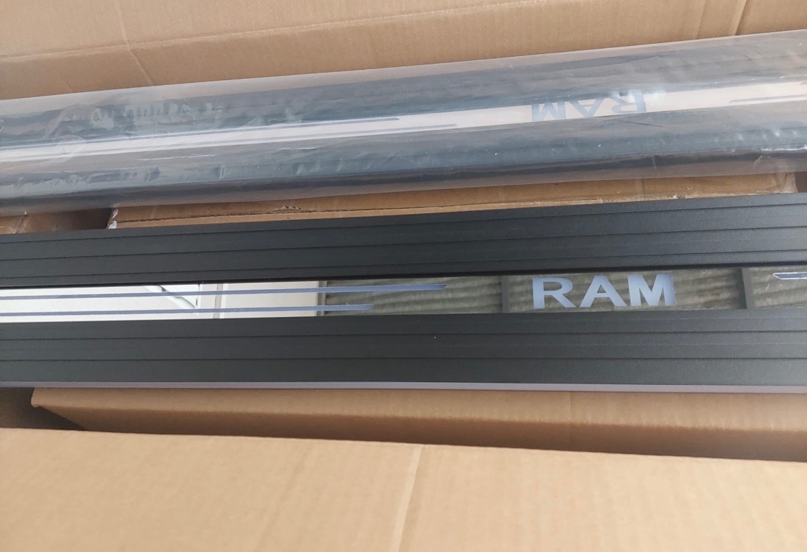 Elektrické vyjížděcí prahy Dodge Ram - 7