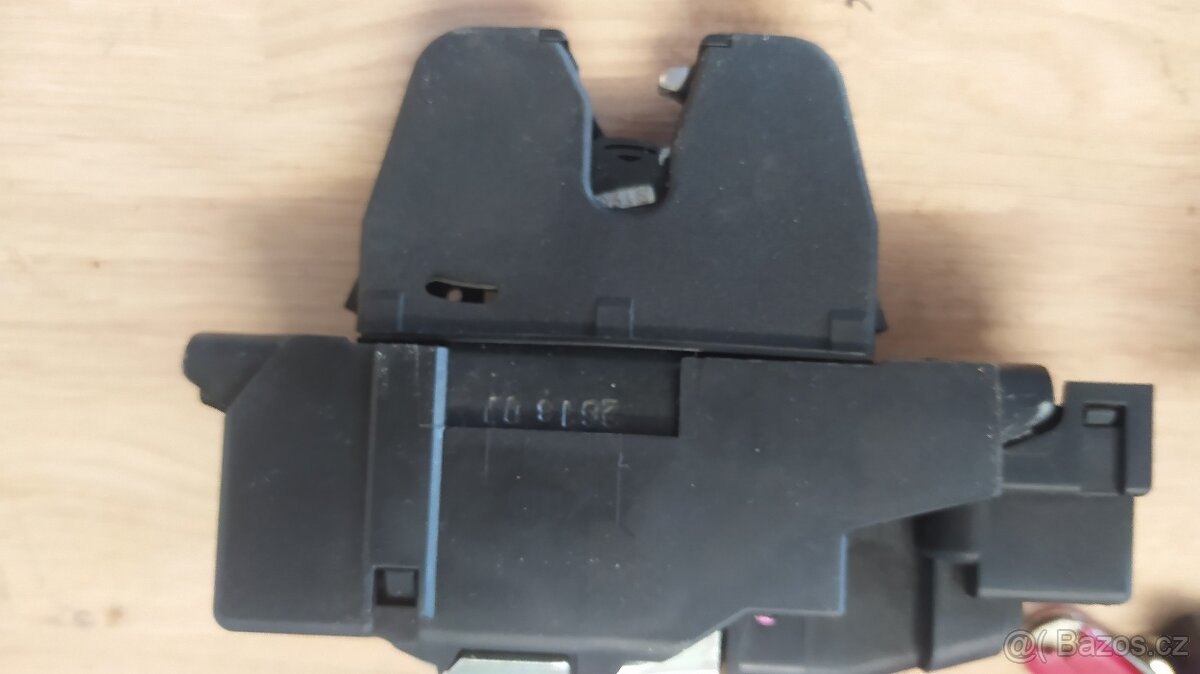 Peugeot 308 zámek kufru originál novy - 7