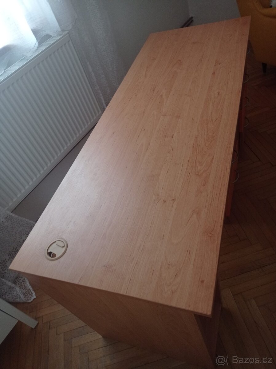 Šatní skříň, psací stůl, postel a poličky - 7