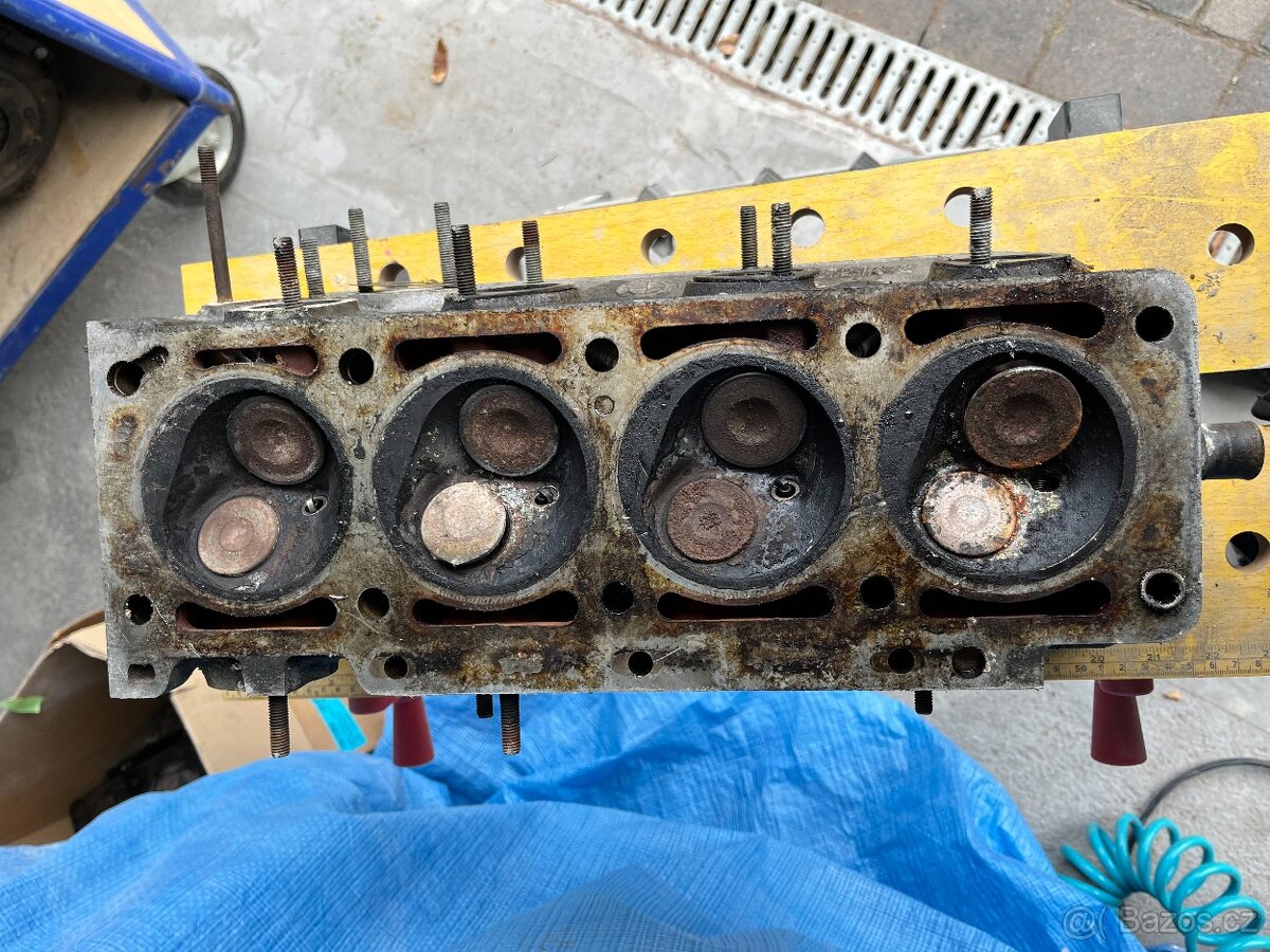 Dvě hlavy motoru BMW M10 E10 1602 1802 - 7