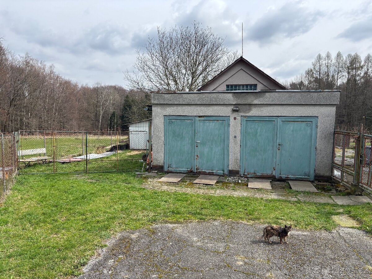 Pronájmů pole a zemědělskou usedlost . - 7