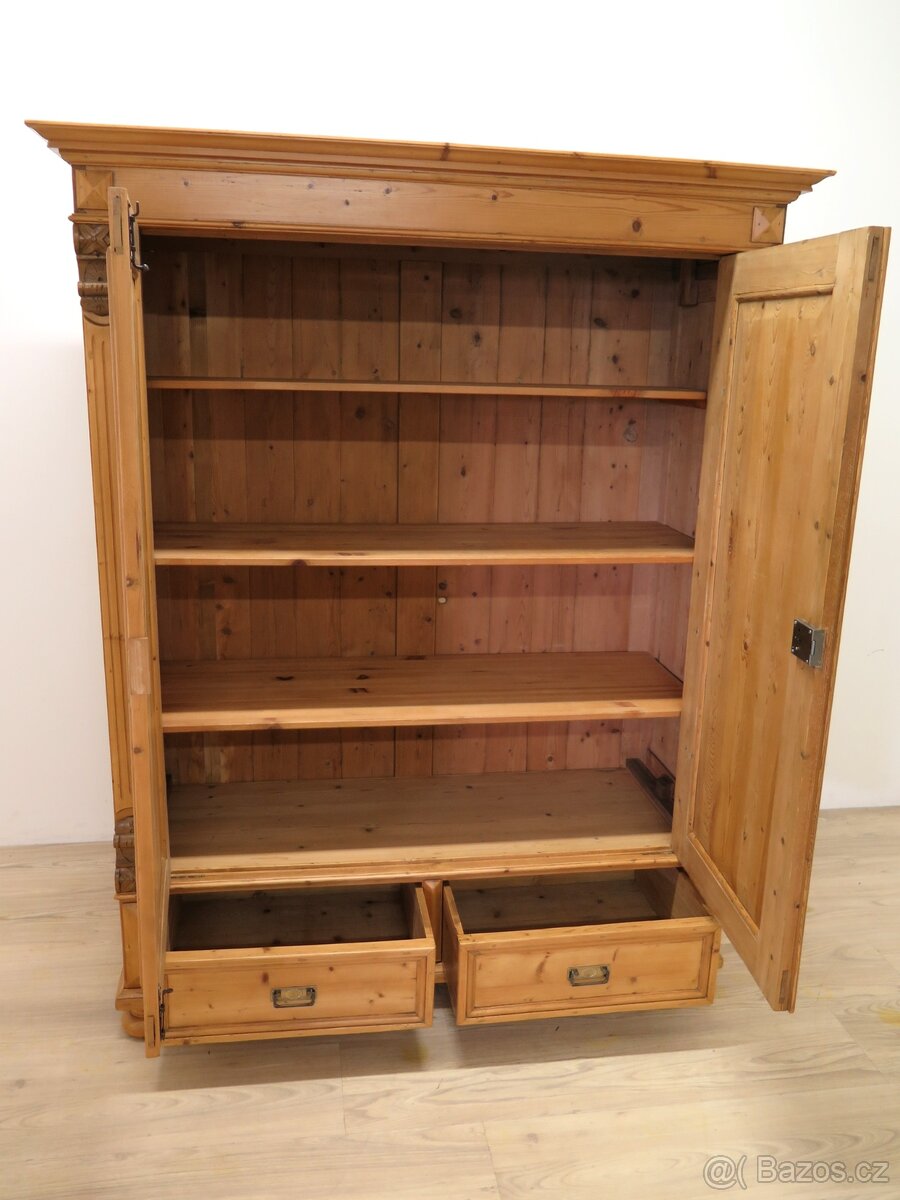 Starožitná zdobená skříň - 7