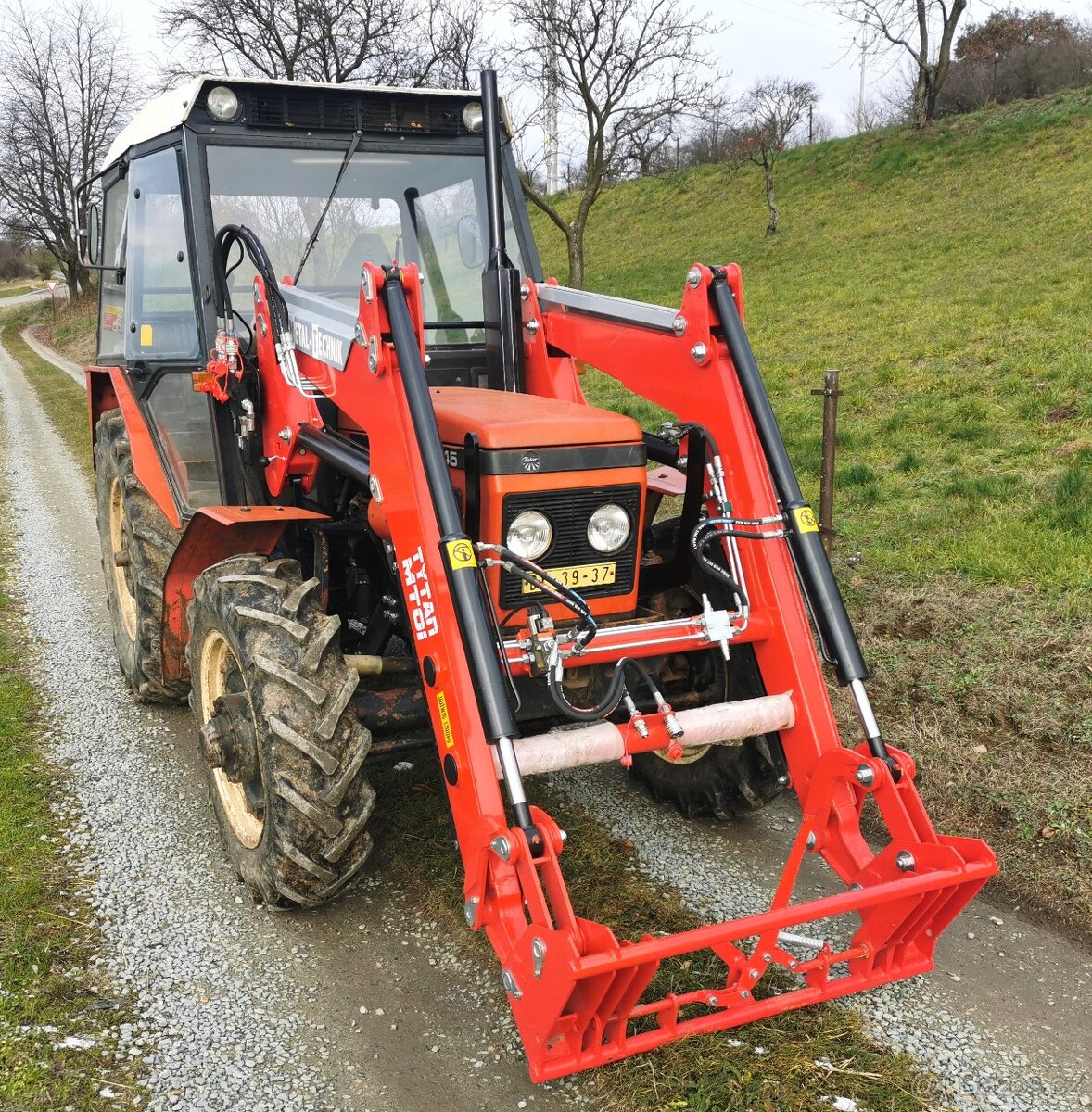 MONTÁŽ ČELNÍCH NAKLADAČŮ NA TRAKTORY, - 7