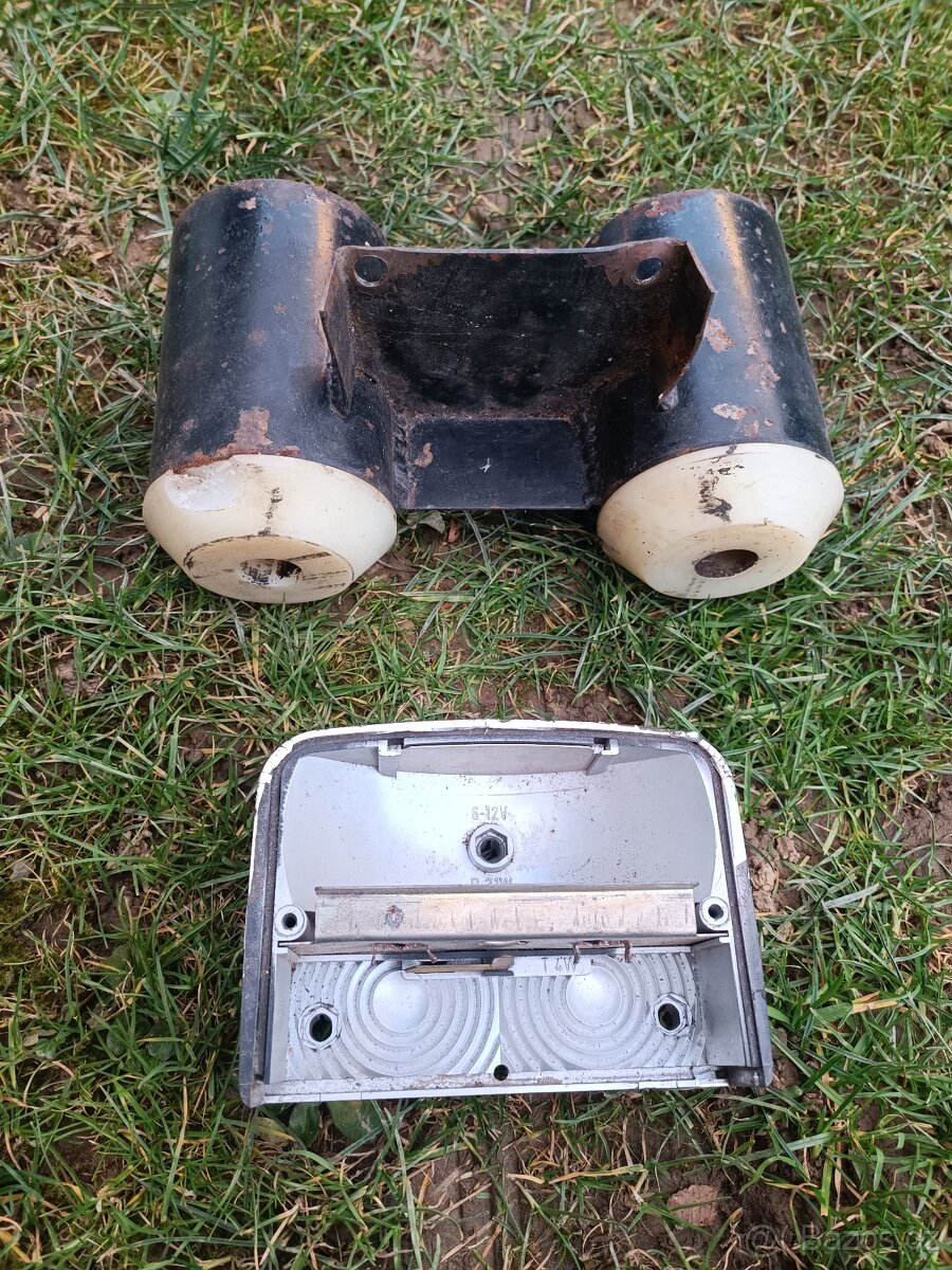 Držáky na Tacho+ Část zadního Světla Jawa - 7