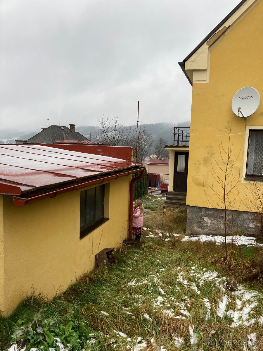 DŮM SE ZAHRADOU A GARÁŽÍ - 7