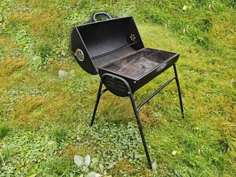 Venkovní gril na dřevěné uhlí. - 7