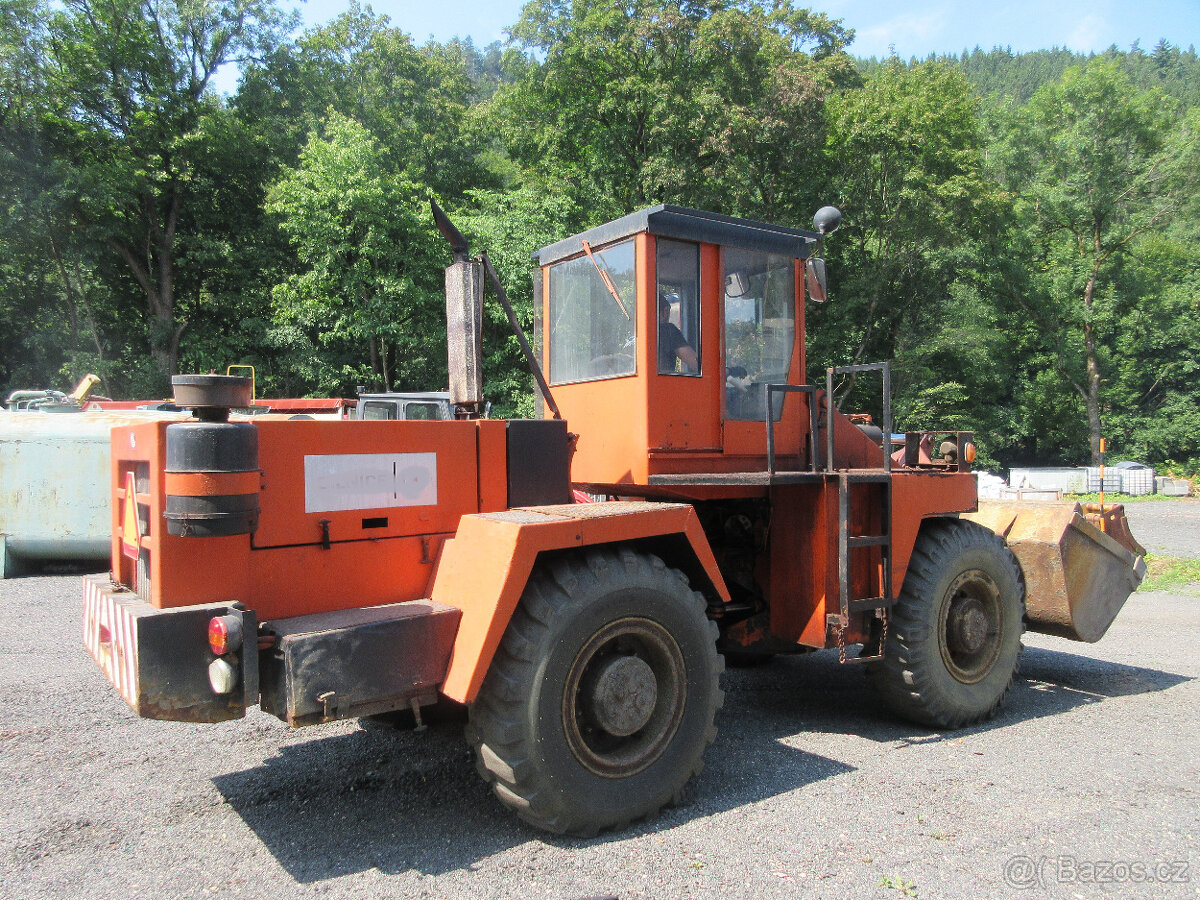 Kolový NAKLADAČ ZTS UNK 320 - 7