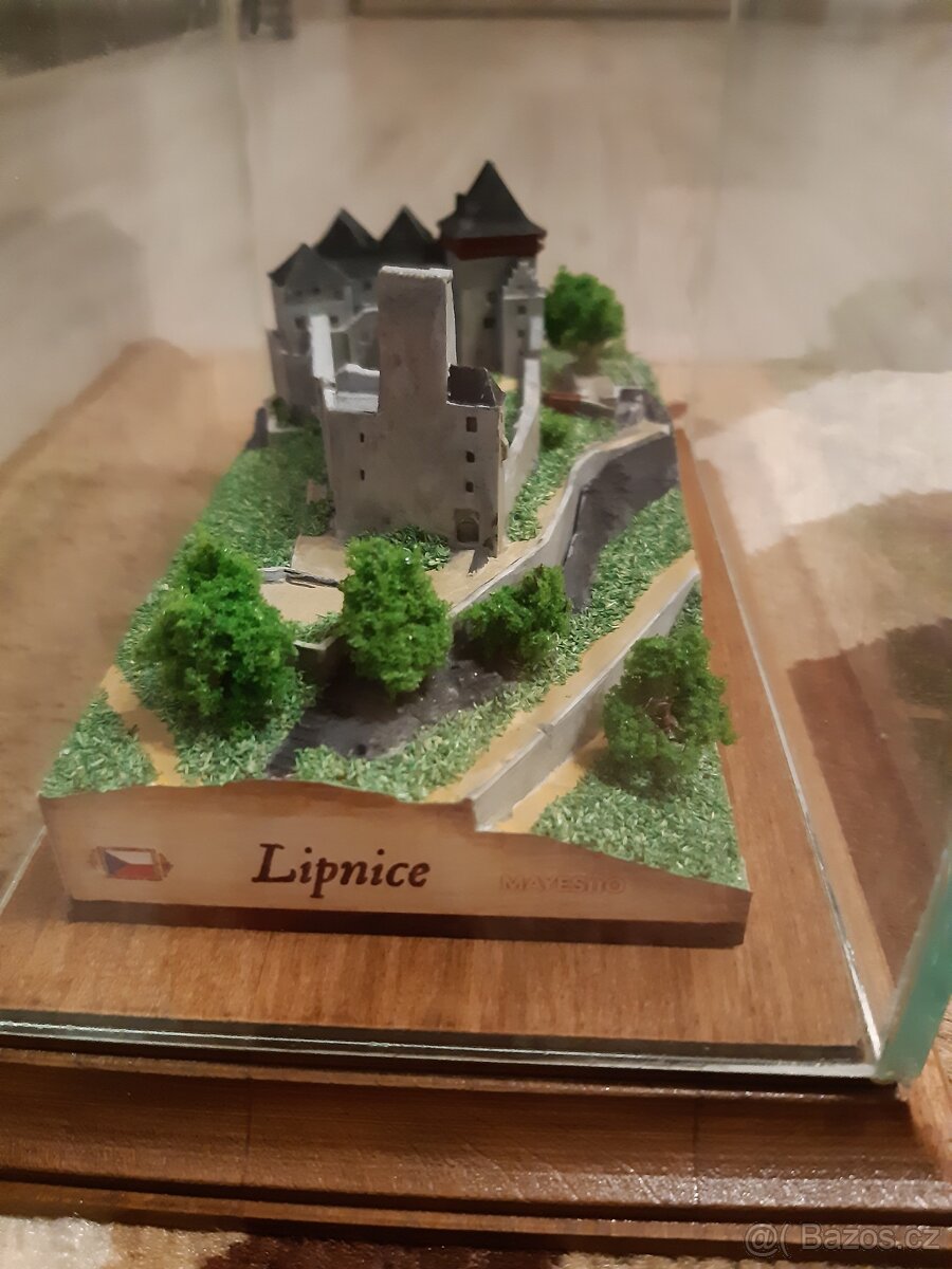 Modely hradů s vitrínama + dárek - 7