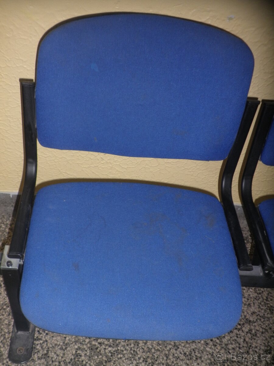 Čalouněné židle nebo sedačky na kovové tyči - 3 sedáky - 7