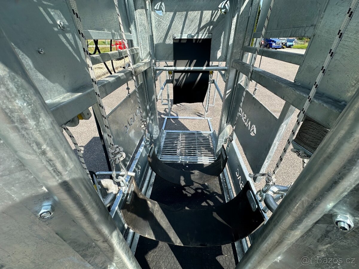 Paznehtářská klec - hydraulická - 7