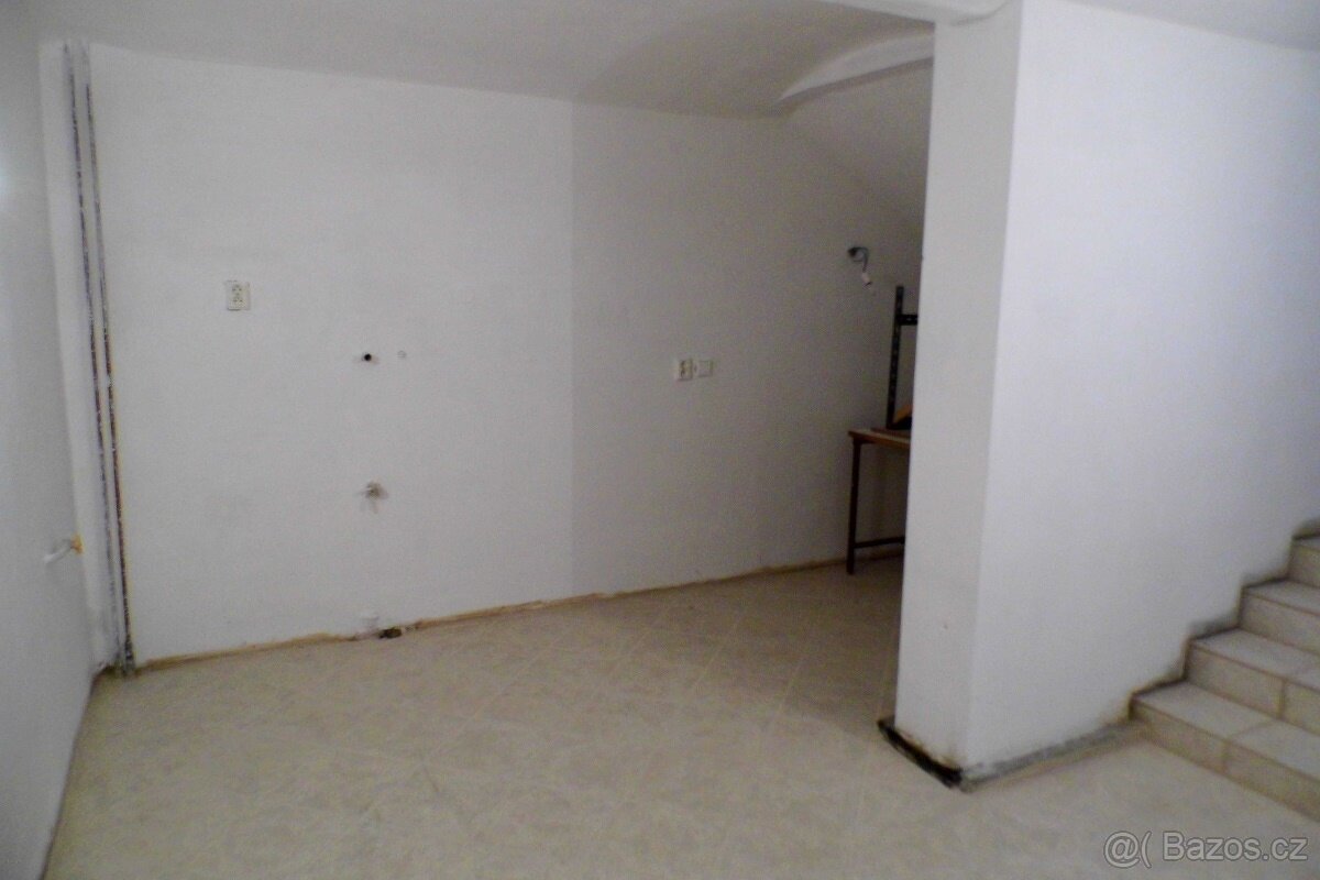 Pronájem prostor ve zvýšeném suterénu – 81 m² - 7