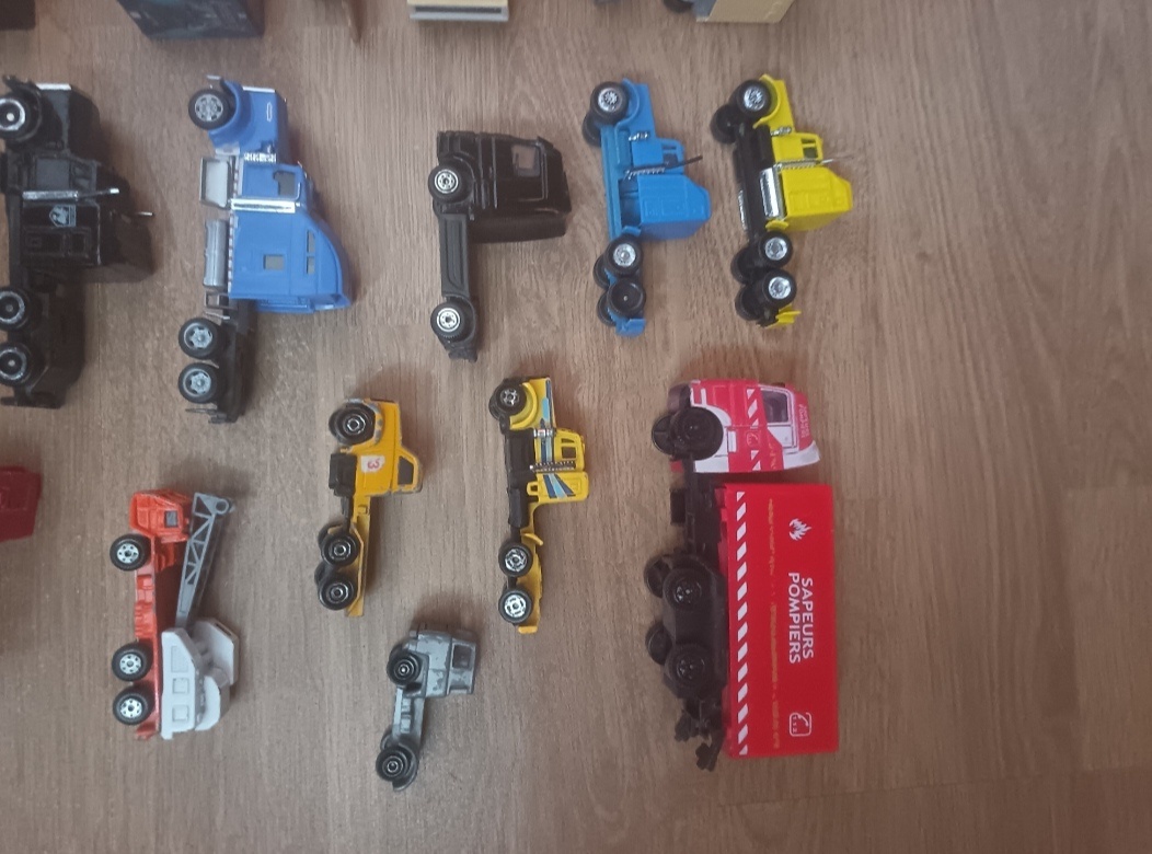 Sada kovových a plastových modelů nákladních aut – 26 kusů - 7