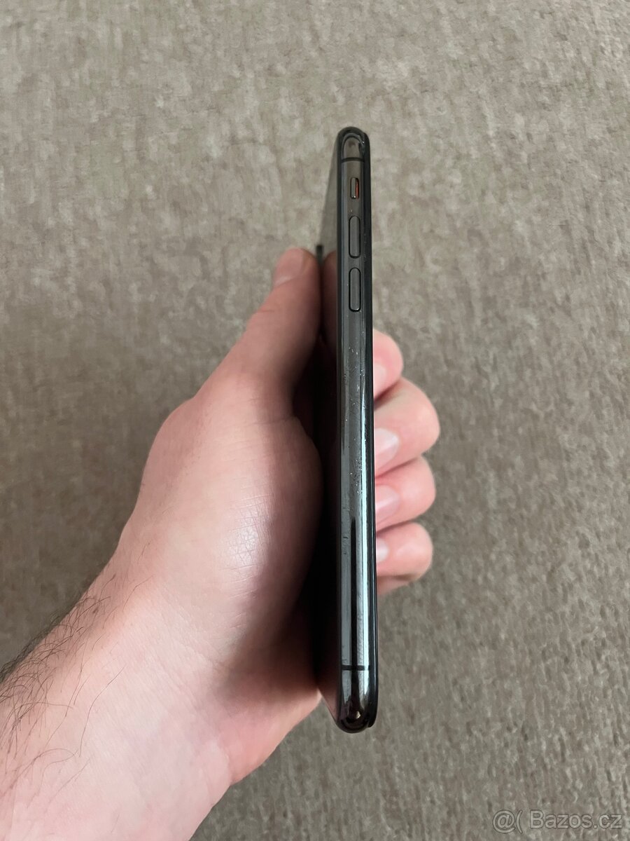 iPhone X 64 GB, baterie 100 % - 7