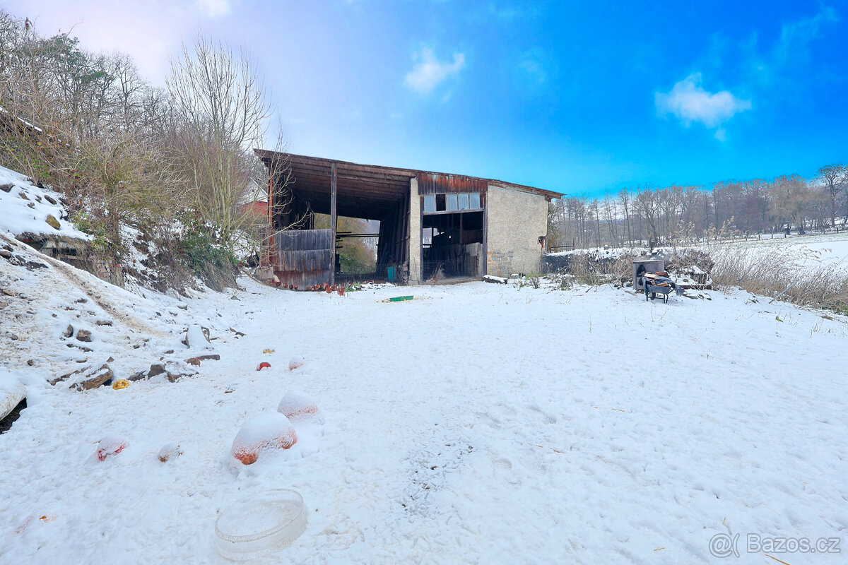 Rozmanitá usedlost s rozsáhlými pozemky 64 544 m² — Rochov u - 7