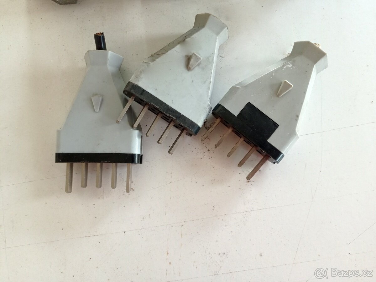 Plochá (čápová) trojzásuvka 380 V / 25 A - 7