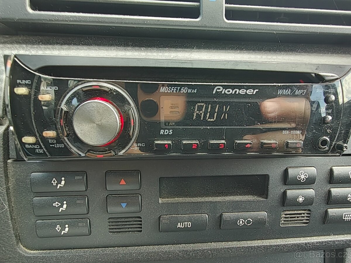 Autorádio s CD Pioneer s doplňky - 7