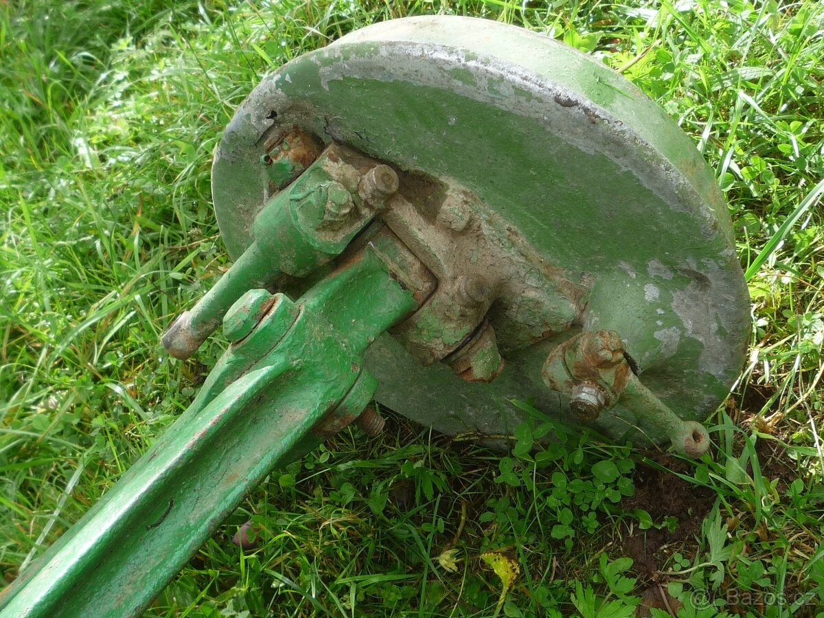 prodám přední nápravu z os.automobilu zn.Tatra, předválečná - 7