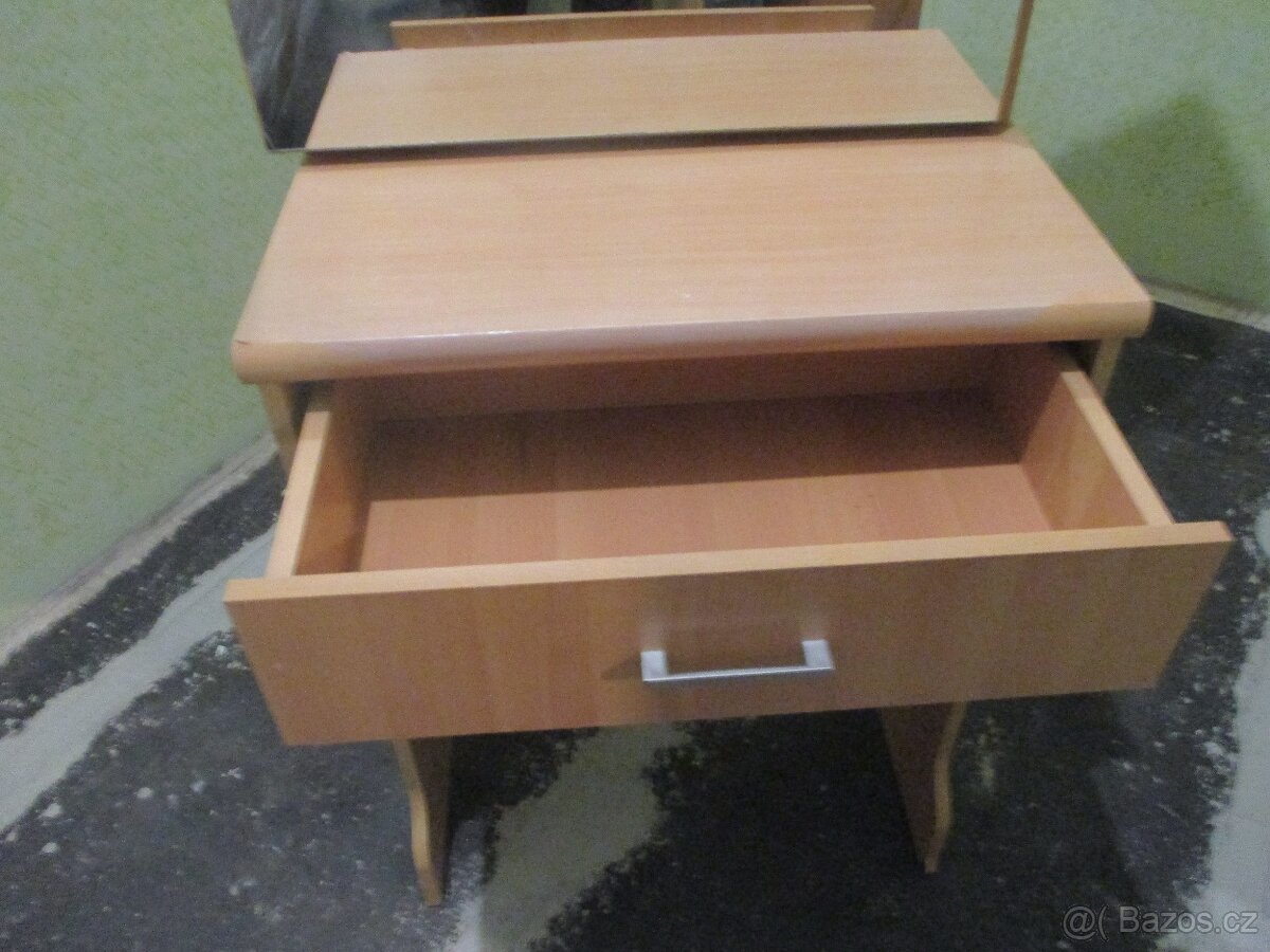 Kosmetický stolek - 7