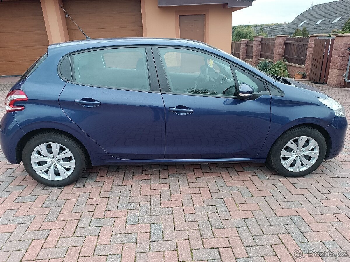 Peugeot 208, najeto 61 TKM, motor 1.2 benzin - 60Kw - 7