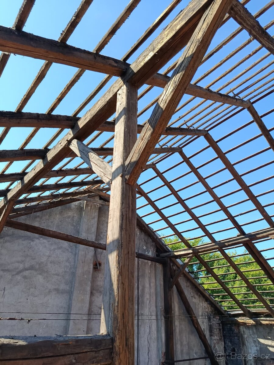 Staré trámy a rozebrání starých střech stodol - 7