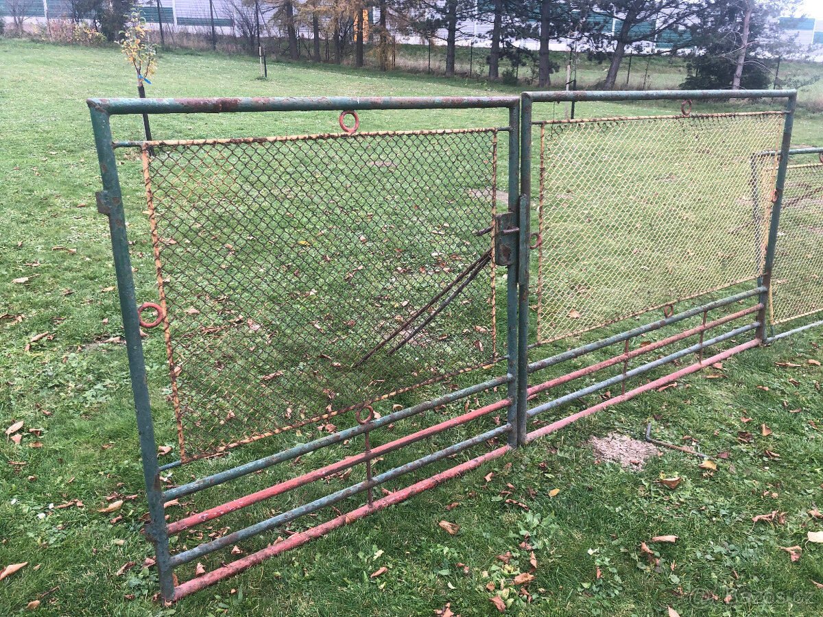 Venkovní plot. Plotové díly. Vjezdová brána. Celkem délka 7m - 7