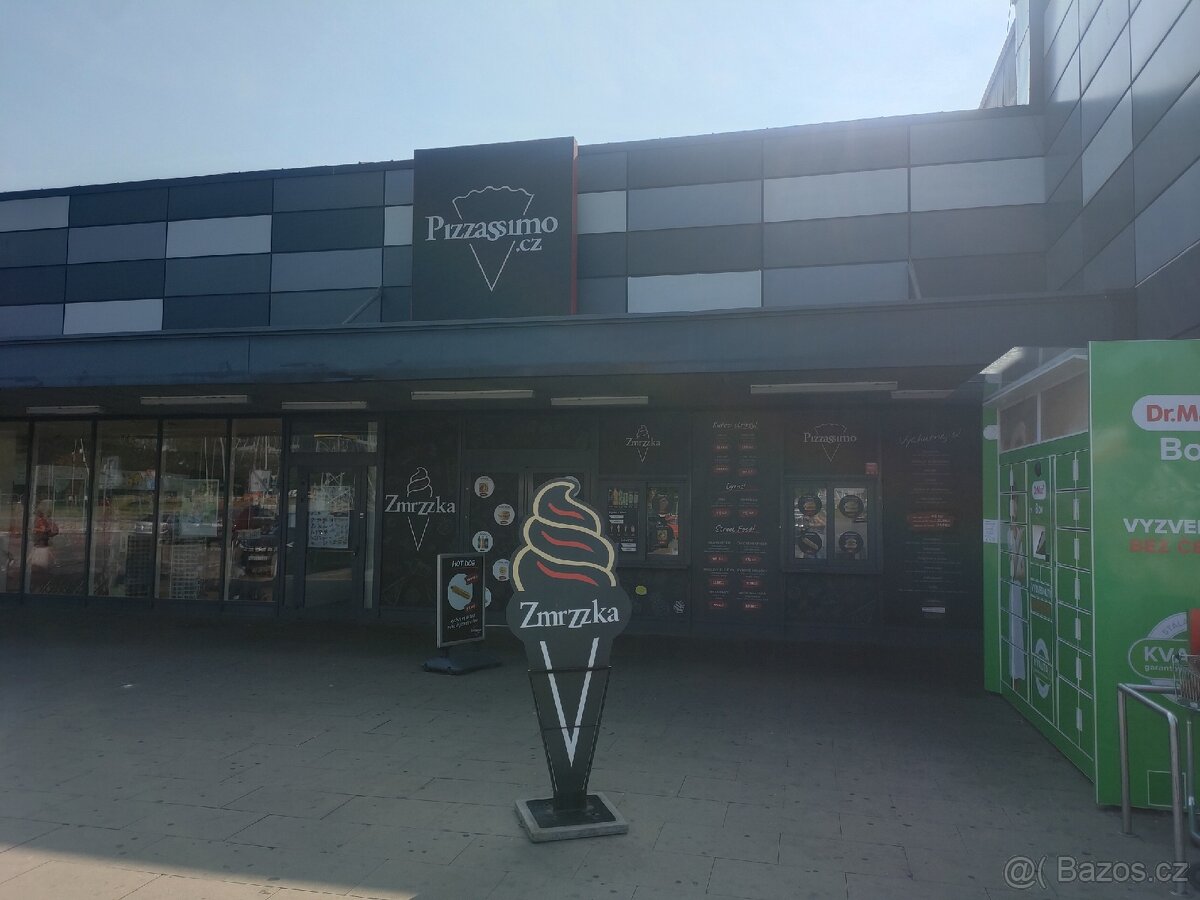 Prodejní stánek u obchodního centra. - 7