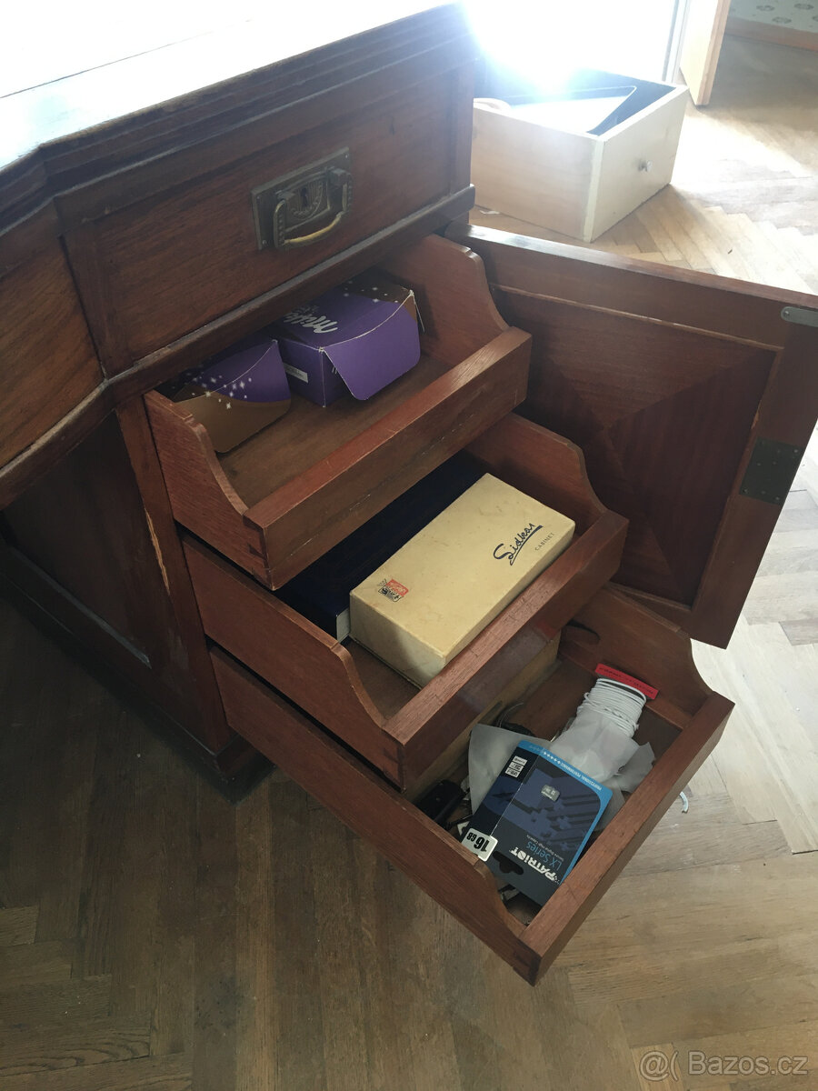 Ředitelský psací stůl - 7