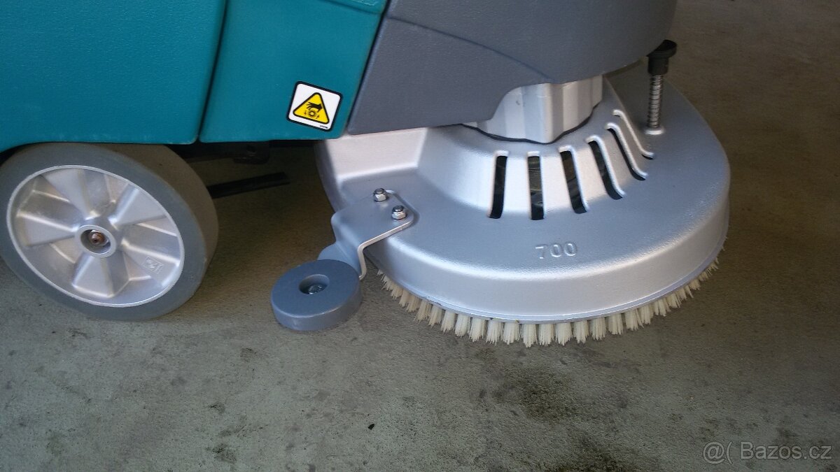 Podlahový mycí stroj Tennant T5 Disk 70 s vlastním pojezdem - 7